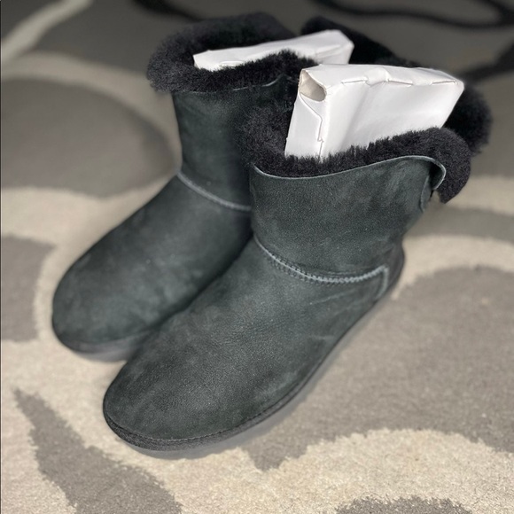 Black Naveah uggs with one bow - Picture 2 of 10